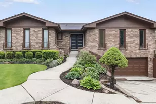 2819 S Briarwood Dr W, Arlington Heights, IL 60005 - Photo 1