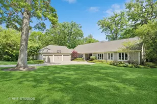 305 Winchester Ct, Lake Bluff, IL 60044 - Photo 1