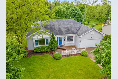 905 N Oakwood Drive, McHenry, IL 60050 - Photo 1