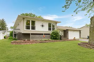 7135 Hawthorne Ave, Woodridge, IL 60517 - Photo 1