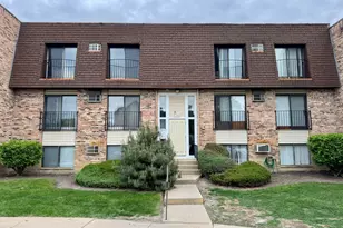 173 N Waters Edge Dr, Glendale Heights, IL 60139 - Photo 1