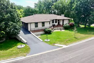 1S701 Eisenhower Rd, Oakbrook Terrace, IL 60181 - Photo 1