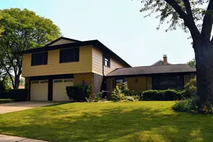 1301 Fairlane Dr, Schaumburg, IL 60193 - Photo 1