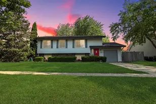 826 Dartmoor Dr, Crystal Lake, IL 60014 - Photo 1