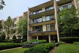 7200 N Ridge Blvd, Chicago, IL 60645 - Photo 1
