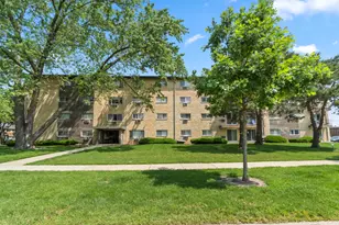 919 N Boxwood Dr, Mount Prospect, IL 60056 - Photo 1