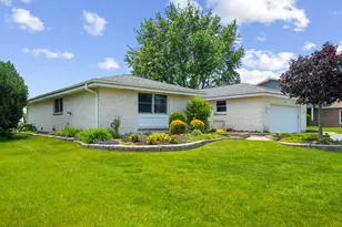 11 E Appletree Ln, Arlington Heights, IL 60004 - Photo 1