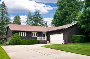 440 E Walnut St, Roselle, IL 60172 - Photo 1