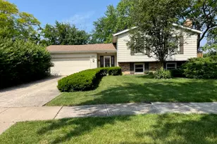 2134 S Hull Dr, Wheaton, IL 60189 - Photo 1