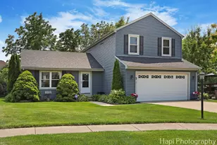 7 Kensington Ct, Streamwood, IL 60107 - Photo 1