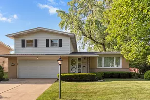 821 W Manor Ct, Glenwood, IL 60425 - Photo 1