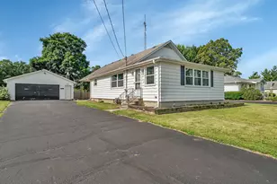 215 W Southmor Rd, Morris, IL 60450 - Photo 1