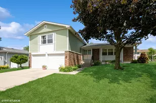 4085 N New Britton Dr, Hoffman Estates, IL 60192 - Photo 1