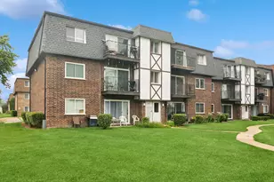 9461 Bay Colony Dr, Des Plaines, IL 60016 - Photo 1