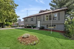 264 Maplewood Dr, Antioch, IL 60002 - Photo 1