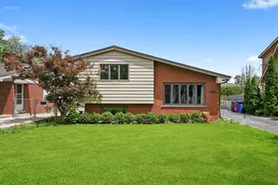 537 N Yale Ave N, Villa Park, IL 60181 - Photo 1