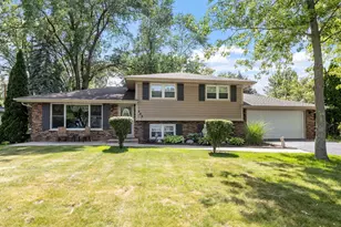 446 Cottonwood Rd, Frankfort, IL 60423 - Photo 1