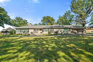 200 N Forest Ct, Addison, IL 60101 - Photo 1