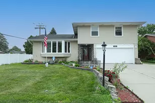 1831 E Camp McDonald Rd, Mount Prospect, IL 60056 - Photo 1