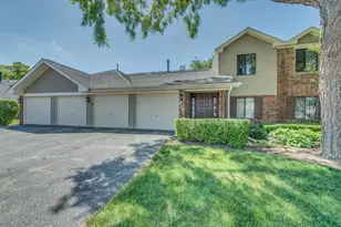 907 Cross Creek Dr N, Roselle, IL 60172 - Photo 1