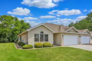 217 Hillcrest Ln, Steger, IL 60475 - Photo 1