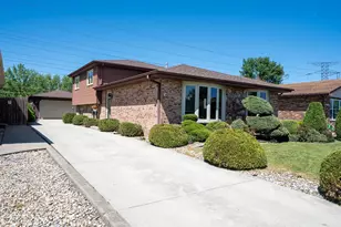 5922 W 75th Pl, Burbank, IL 60459 - Photo 1