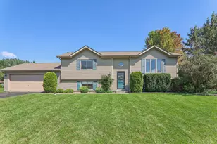 704 W Sheridan Rd, Lakemoor, IL 60051 - Photo 1