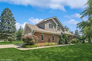 321 Blackhawk Dr, Westmont, IL 60559 - Photo 1