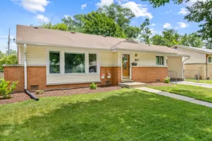 817 N Gibbons Ave, Arlington Heights, IL 60004 - Photo 1