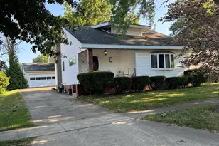 600 W White St, Clifton, IL 61727 - Photo 1