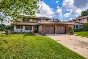 214 Cambridge Ln, Bloomingdale, IL 60108 - Photo 1