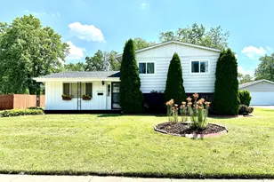 36429 N Edgewood Dr, Gurnee, IL 60031 - Photo 1