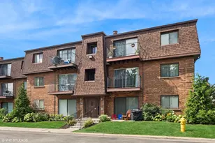 700 Cobblestone Cir, Glenview, IL 60025 - Photo 1