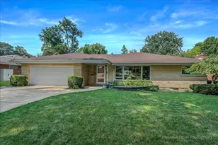 16 W Hiawatha Trail, Mount Prospect, IL 60056 - Photo 1