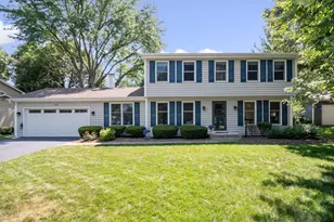 674 Carriage Dr, Batavia, IL 60510 - Photo 1