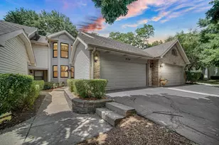 826 N Auburn Woods Dr, Palatine, IL 60067 - Photo 1