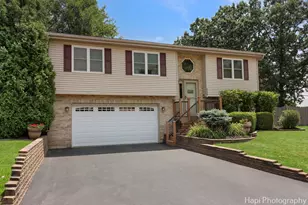 809 W Sheridan Rd, McHenry, IL 60051 - Photo 1