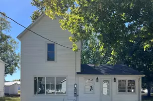 107 W Weldon St, Roberts, IL 60962 - Photo 1