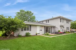 135 Barcliffe Ln, Schaumburg, IL 60194 - Photo 1