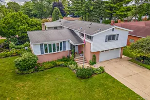 820 W Dresser Dr, Mount Prospect, IL 60056 - Photo 1