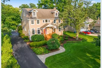 253 N Kenilworth Avenue, Glen Ellyn, IL 60137 - Photo 1