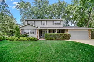221 Yarmouth Rd, Elk Grove Village, IL 60007 - Photo 1