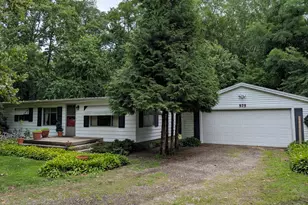 575 Meadow Ln, Dixon, IL 61021 - Photo 1