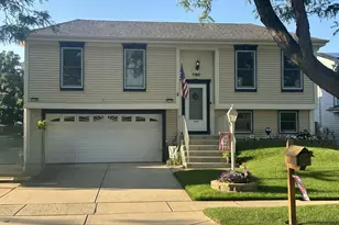 1190 Singleton Dr, Roselle, IL 60172 - Photo 1