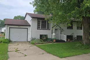 927 N Day Ave, Rockford, IL 61101 - Photo 1