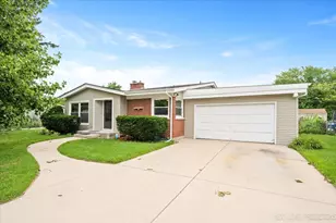 521 Iroquois Dr, Aurora, IL 60506 - Photo 1