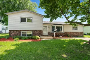 722 W 12th St, Belvidere, IL 61008 - Photo 1