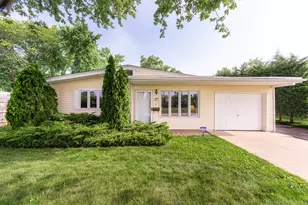 311 Kingswood Dr, North Aurora, IL 60542 - Photo 1