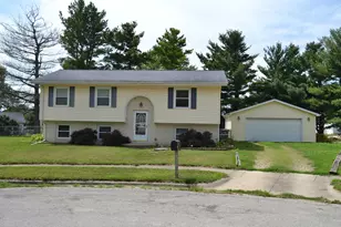 7 Blair Ct, Clifton, IL 61727 - Photo 1