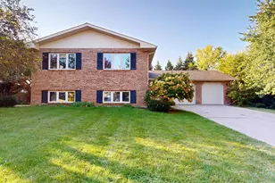 6 Saddlewood Ct, Sugar Grove, IL 60554 - Photo 1